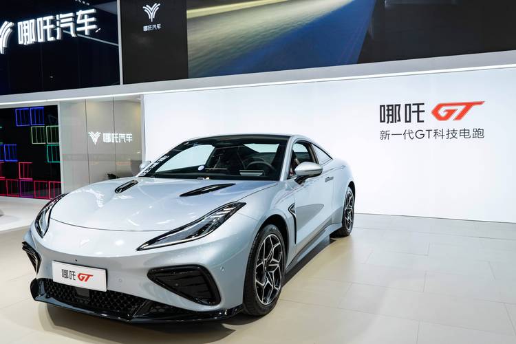 广州218哪吒汽车在智能汽车领域的表现，领途汽车在新能源汽车市场中的影响力